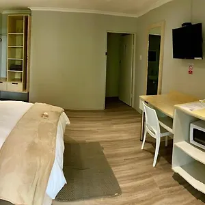 mangolds-guesthouse.port-elizabeth-hotel.com/